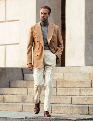 30 Jährige: Welche Zweireiher-Sakkos mit hellbeige Anzughose zu tragen – 143 Herren Outfits: Entscheiden Sie sich für einen klassischen Stil in einem Zweireiher-Sakko und einer hellbeige Anzughose. Fühlen Sie sich ideenreich? Wählen Sie braunen Leder Derby Schuhe.