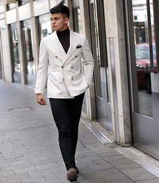 Weißes Zweireiher-Sakko kombinieren – 112 Herren Outfits: Paaren Sie ein weißes Zweireiher-Sakko mit einer schwarzen Anzughose, um vor Klasse und Perfektion zu strotzen. Suchen Sie nach leichtem Schuhwerk? Vervollständigen Sie Ihr Outfit mit braunen Doppelmonks aus Wildleder für den Tag.