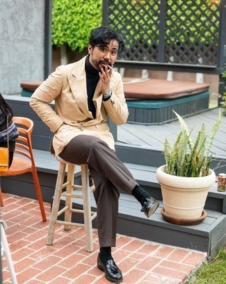 Dunkelbraune Anzughose kombinieren – 500+ Herren Outfits: Entscheiden Sie sich für einen klassischen Stil in einem beige Zweireiher-Sakko und einer dunkelbraunen Anzughose. Fühlen Sie sich mutig? Ergänzen Sie Ihr Outfit mit dunkelbraunen Leder Slippern mit Quasten.