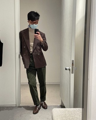 Welche Zweireiher-Sakkos mit olivgrüner Anzughose zu tragen – 39 Herren Outfits: Kombinieren Sie ein Zweireiher-Sakko mit einer olivgrünen Anzughose, um vor Klasse und Perfektion zu strotzen. Fühlen Sie sich mutig? Entscheiden Sie sich für dunkelbraunen Leder Slipper.