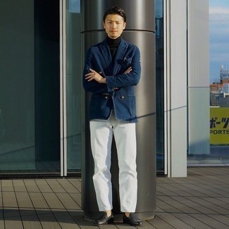 Dunkelblaues Einstecktuch kombinieren – 500+ Herren Outfits: Kombinieren Sie ein dunkelblaues Zweireiher-Sakko mit einem dunkelblauen Einstecktuch für ein großartiges Wochenend-Outfit. Fühlen Sie sich mutig? Entscheiden Sie sich für schwarzen Leder Slipper.