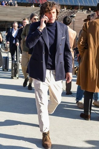 40 Jährige: Weißes und blaues Einstecktuch kombinieren – 129 Smart-Casual Herren Outfits: Kombinieren Sie ein dunkelblaues Zweireiher-Sakko mit einem weißen und blauen Einstecktuch für ein Alltagsoutfit, das Charakter und Persönlichkeit ausstrahlt. Entscheiden Sie sich für braunen Chukka-Stiefel aus Wildleder, um Ihr Modebewusstsein zu zeigen.
