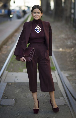 Dunkelrote Leder Clutch kombinieren – 145 Damen Outfits: Entscheiden Sie sich für ein dunkelrotes Zweireiher-Sakko und eine dunkelrote Leder Clutch für einen großartigen Wochenend-Look. Dunkelrote Wildleder Pumps sind eine perfekte Wahl, um dieses Outfit zu vervollständigen.