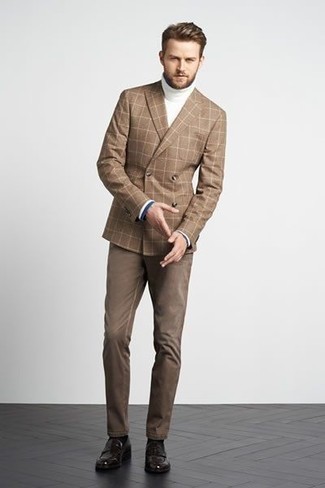 Braune Jeans kombinieren – 261 Herren Outfits: Die Kombination aus einem beige Zweireiher-Sakko mit Karomuster und braunen Jeans eignet sich hervorragend zum Ausgehen oder für modisch-lässige Anlässe. Heben Sie dieses Ensemble mit dunkelbraunen Leder Slippern hervor.