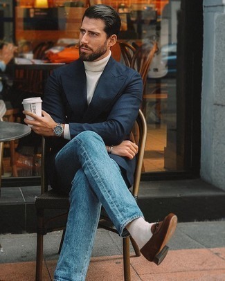 Braune Wildleder Slipper kombinieren – 500+ Smart-Casual Herren Outfits: Die Paarung aus einem dunkelblauen Zweireiher-Sakko und blauen Jeans ist eine großartige Wahl für einen Tag im Büro. Braune Wildleder Slipper sind eine einfache Möglichkeit, Ihren Look aufzuwerten.