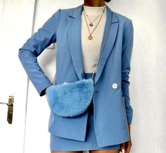 Hellblaues Wollsakko kombinieren – 1 Damen Outfits warm Wetter: Möchten Sie ein modisches, lockeres Outfit schaffen, ist die Kombination aus einem hellblauen Wollsakko und einem hellblauen Wollminirock Ihre Wahl.