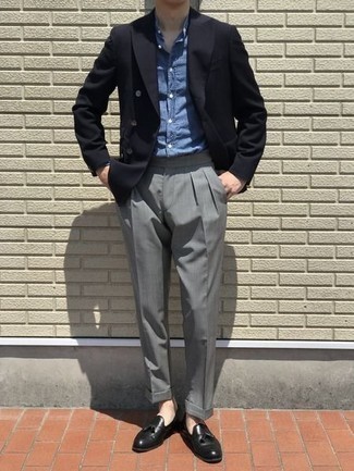 30 Jährige: Welche Sakkos mit dunkelblauen und weißen Businesshemdes zu tragen – 474 Herren Outfits: Kombinieren Sie ein Sakko mit einem dunkelblauen und weißen Businesshemd für einen stilvollen, eleganten Look. Setzen Sie bei den Schuhen auf die klassische Variante mit schwarzen Leder Slippern mit Quasten.