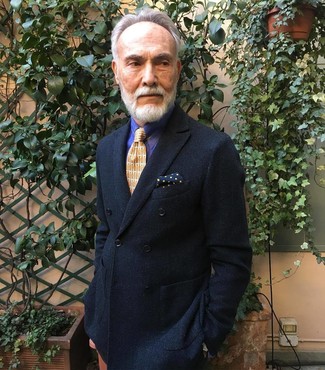 Senf bedruckte Krawatte kombinieren – 113 Herren Outfits: Entscheiden Sie sich für ein schwarzes Zweireiher-Sakko und eine senf bedruckte Krawatte, um vor Klasse und Perfektion zu strotzen.
