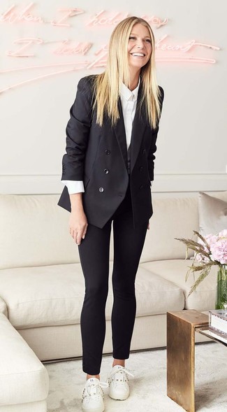 40 Jährige: Smart-Casual Outfits Damen 2021: Probieren Sie die Kombi aus einem schwarzen Zweireiher-Sakko und einer schwarzen enger Hose für eine entspannte Silhouette. Machen Sie diese Aufmachung leger mit weißen leder niedrigen sneakers.