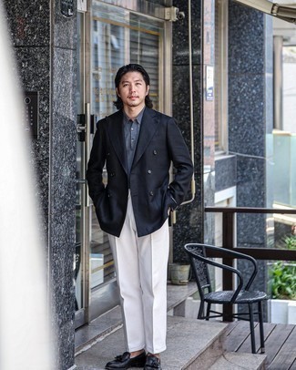 Schwarzes Zweireiher-Sakko kombinieren – 250 Herren Outfits: Entscheiden Sie sich für ein schwarzes Zweireiher-Sakko und eine weiße Anzughose für eine klassischen und verfeinerte Silhouette. Fühlen Sie sich ideenreich? Ergänzen Sie Ihr Outfit mit schwarzen Leder Slippern mit Quasten.