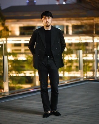 Jeans kombinieren – 500+ Smart-Casual Herren Outfits warm Wetter: Vereinigen Sie ein schwarzes Zweireiher-Sakko mit Jeans, um einen eleganten, aber nicht zu festlichen Look zu kreieren. Fühlen Sie sich mutig? Wählen Sie schwarzen Samt Slipper.