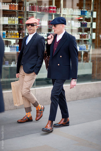 Rotbraune Leder Umhängetasche kombinieren – 216 Herren Outfits: Kombinieren Sie ein dunkelblaues Zweireiher-Sakko mit einer rotbraunen Leder Umhängetasche, um einen lockeren, aber dennoch stylischen Look zu erhalten. Komplettieren Sie Ihr Outfit mit beige Chelsea Boots aus Leder, um Ihr Modebewusstsein zu zeigen.