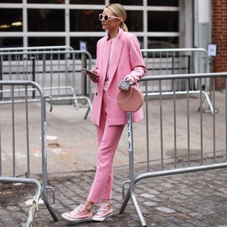 Rosa Zweireiher-Sakko kombinieren – 12 Damen Outfits: Tragen Sie ein rosa Zweireiher-Sakko und eine rosa Anzughose, um eine gemütliche und gleichzeitig elegante Atmosphäre zu erschaffen. Fühlen Sie sich ideenreich? Komplettieren Sie Ihr Outfit mit rosa Segeltuch niedrigen Sneakers.