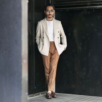 Elegante Outfits Herren 2024: Machen Sie sich mit einem hellbeige Zweireiher-Sakko und einer rotbraunen Anzughose einen verfeinerten, eleganten Stil zu Nutze. Fühlen Sie sich ideenreich? Entscheiden Sie sich für dunkelbraune Leder Slipper mit Quasten.