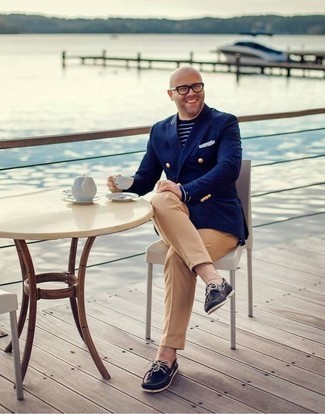 Weißes Einstecktuch kombinieren – 500+ Herren Outfits: Kombinieren Sie ein dunkelblaues Zweireiher-Sakko mit einem weißen Einstecktuch für ein großartiges Wochenend-Outfit. Dunkelblaue Leder Bootsschuhe sind eine gute Wahl, um dieses Outfit zu vervollständigen.