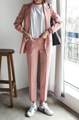 Rosa Zweireiher-Sakko kombinieren – 12 Damen Outfits: Möchten Sie einen perfekten Casual-Look erzeugen, ist diese Kombination aus einem rosa Zweireiher-Sakko und einer rosa Anzughose Ihre Wahl. Weiße Leder niedrige Sneakers leihen Originalität zu einem klassischen Look.