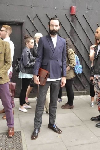 Wie dunkelgraue Anzughose mit brauner Leder Oxford Schuhe zu kombinieren – 130 Herren Outfits: Kombinieren Sie ein dunkelblaues Zweireiher-Sakko mit einer dunkelgrauen Anzughose für eine klassischen und verfeinerte Silhouette. Warum kombinieren Sie Ihr Outfit für einen legereren Auftritt nicht mal mit braunen Leder Oxford Schuhen?
