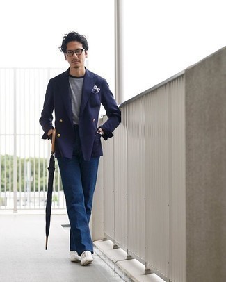 Dunkelblaue Anzughose kombinieren – 500+ Herren Outfits: Entscheiden Sie sich für ein dunkelblaues Zweireiher-Sakko und eine dunkelblaue Anzughose, um vor Klasse und Perfektion zu strotzen. Fühlen Sie sich mutig? Ergänzen Sie Ihr Outfit mit weißen Leder Oxford Schuhen.