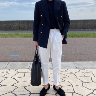 Wie weiße Anzughose mit schwarzer Samt Slipper mit Quasten zu kombinieren – 3 Elegante Herren Outfits: Geben Sie den bestmöglichen Look ab in einem dunkelblauen Zweireiher-Sakko und einer weißen Anzughose. Fühlen Sie sich ideenreich? Wählen Sie schwarzen Samt Slipper mit Quasten.