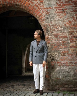 Wie graues Sakko mit brauner Wildleder Slipper zu kombinieren – 190 Herren Outfits: Entscheiden Sie sich für ein graues Sakko und eine weiße Anzughose für eine klassischen und verfeinerte Silhouette. Ergänzen Sie Ihr Look mit braunen Wildleder Slippern.