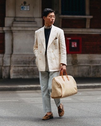 Business Schuhe kombinieren – 500+ Herren Outfits: Erwägen Sie das Tragen von einem hellbeige Zweireiher-Sakko und einer grauen Anzughose für einen stilvollen, eleganten Look. Business Schuhe sind eine kluge Wahl, um dieses Outfit zu vervollständigen.