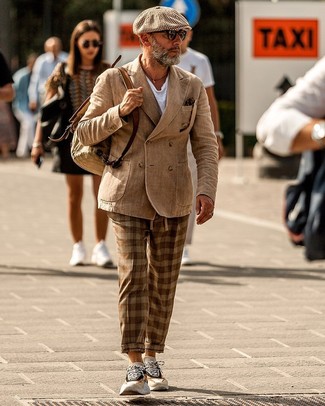 40 Jährige: Einstecktuch kombinieren – 28 Casual Herren Outfits warm Wetter: Kombinieren Sie ein beige Zweireiher-Sakko mit einem Einstecktuch für ein großartiges Wochenend-Outfit. Hellbeige Sportschuhe verleihen einem klassischen Look eine neue Dimension.
