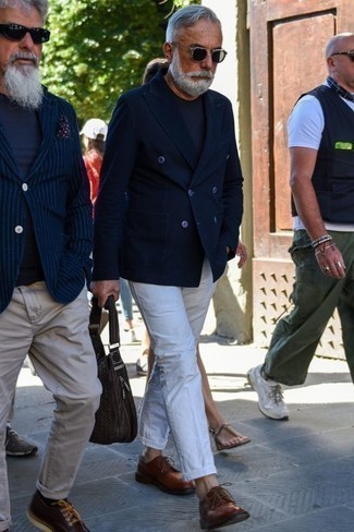 60 Jährige: Schwarze Sonnenbrille kombinieren – 70 Herren Outfits: Kombinieren Sie ein dunkelblaues Zweireiher-Sakko mit einer schwarzen Sonnenbrille für ein großartiges Wochenend-Outfit. Braune Leder Derby Schuhe sind eine einfache Möglichkeit, Ihren Look aufzuwerten.