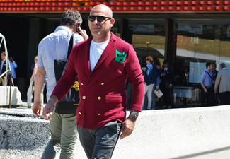 Grünes Einstecktuch kombinieren – 130 Herren Outfits warm Wetter: Kombinieren Sie ein rotes Zweireiher-Sakko mit einem grünen Einstecktuch, um einen lockeren, aber dennoch stylischen Look zu erhalten.