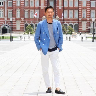 Blaue Jacke kombinieren – 1200+ Herren Outfits: Vereinigen Sie eine blaue Jacke mit einer weißen Chinohose, wenn Sie einen gepflegten und stylischen Look wollen. Fühlen Sie sich mutig? Wählen Sie schwarzen Leder Slipper.