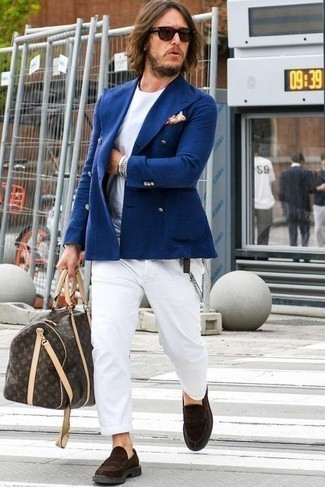 Welche Zweireiher-Sakkos mit brauner Slipper zu tragen – 201 Smart-Casual Herren Outfits: Paaren Sie ein Zweireiher-Sakko mit einer weißen Chinohose für Drinks nach der Arbeit. Schalten Sie Ihren Kleidungsbestienmodus an und machen braunen Slipper zu Ihrer Schuhwerkwahl.