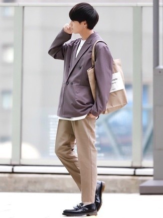 Violettes Zweireiher-Sakko kombinieren – 19 Herren Outfits: Tragen Sie ein violettes Zweireiher-Sakko und eine beige Chinohose, um einen eleganten, aber nicht zu festlichen Look zu kreieren. Fühlen Sie sich mutig? Entscheiden Sie sich für schwarzen Leder Slipper mit Fransen.