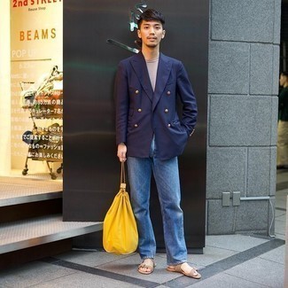 Casual Sommer Outfits Herren 2024: Tragen Sie ein dunkelblaues Zweireiher-Sakko und blauen Jeans, um einen eleganten, aber nicht zu festlichen Look zu kreieren. Fühlen Sie sich ideenreich? Komplettieren Sie Ihr Outfit mit beige Segeltuchsandalen. Ein insgesamt sehr tolles Sommer-Outfit.