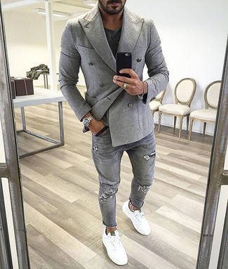 30 Jährige: Welche Jeans mit grauen Sakkos zu tragen – 56 Casual Herren Outfits: Kombinieren Sie ein graues Sakko mit Jeans, um einen lockeren, aber dennoch stylischen Look zu erhalten. Suchen Sie nach leichtem Schuhwerk? Wählen Sie weißen niedrige Sneakers für den Tag.