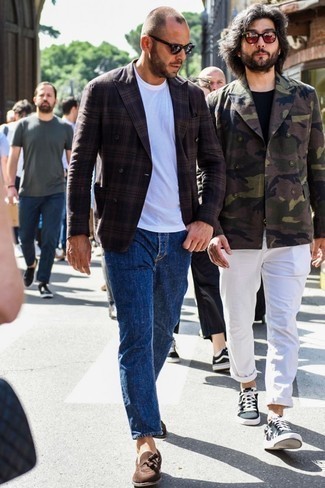 Welche Zweireiher-Sakkos mit brauner Slipper zu tragen – 201 Smart-Casual Herren Outfits: Perfektionieren Sie den modischen Freizeitlook mit einem Zweireiher-Sakko und dunkelblauen Jeans. Putzen Sie Ihr Outfit mit braunen Slippern.
