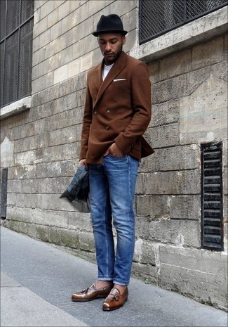 Braune Leder Slipper mit Quasten kombinieren – 500+ Herren Outfits: Tragen Sie ein braunes Zweireiher-Sakko und blauen Jeans, um einen modischen Freizeitlook zu kreieren. Fühlen Sie sich ideenreich? Wählen Sie braunen Leder Slipper mit Quasten.