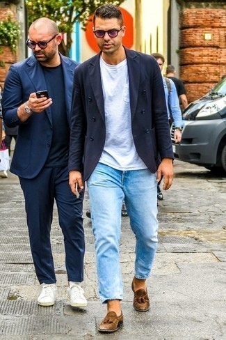 Welche Jeans mit brauner Slipper mit Quasten zu tragen – 275 Smart-Casual Herren Outfits: Kombinieren Sie ein dunkelblaues Zweireiher-Sakko mit Jeans für Ihren Bürojob. Putzen Sie Ihr Outfit mit braunen Slippern mit Quasten.