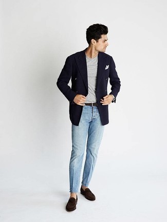 Silbernes T-shirt kombinieren – 500+ Smart-Casual Herren Outfits: Die Kombination von einem silbernen T-shirt und hellblauen Jeans erlaubt es Ihnen, Ihren Freizeitstil klar und einfach zu halten. Ergänzen Sie Ihr Outfit mit dunkelbraunen Wildleder Slippern, um Ihr Modebewusstsein zu zeigen.