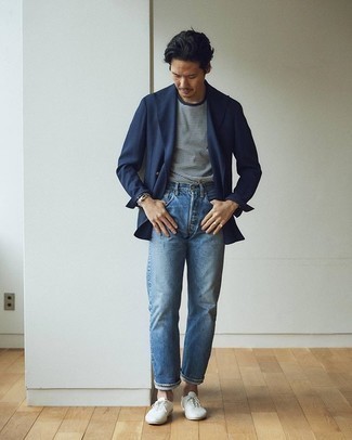Welche Zweireiher-Sakkos mit blauer Jeans zu tragen – 280 Herren Outfits: Erwägen Sie das Tragen von einem Zweireiher-Sakko und blauen Jeans, um einen modischen Freizeitlook zu kreieren. Wählen Sie weißen Segeltuch Oxford Schuhe, um Ihr Modebewusstsein zu zeigen.