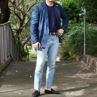 Welche Mokassins mit hellblauer Jeans zu tragen – 15 Herren Outfits: Paaren Sie ein dunkelblaues Zweireiher-Sakko mit hellblauen Jeans, um einen eleganten, aber nicht zu festlichen Look zu kreieren. Wenn Sie nicht durch und durch formal auftreten möchten, wählen Sie Mokassins.