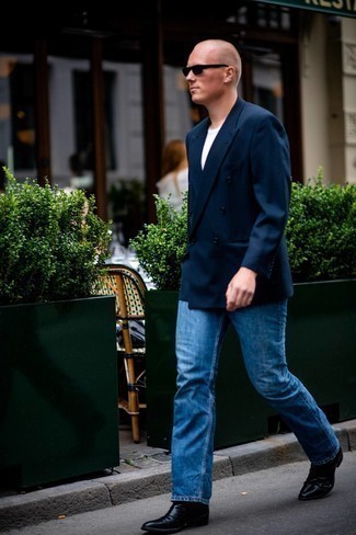 Blaue Jeans kombinieren – 1200+ Herren Outfits: Kombinieren Sie ein dunkelblaues Zweireiher-Sakko mit blauen Jeans, um einen eleganten, aber nicht zu festlichen Look zu kreieren. Fühlen Sie sich mutig? Vervollständigen Sie Ihr Outfit mit schwarzen Chelsea Boots aus Leder.