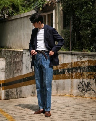 Welche Zweireiher-Sakkos mit brauner Slipper zu tragen – 201 Smart-Casual Herren Outfits: Erwägen Sie das Tragen von einem Zweireiher-Sakko und dunkelblauen Jeans für einen für die Arbeit geeigneten Look. Fühlen Sie sich mutig? Vervollständigen Sie Ihr Outfit mit braunen Slippern.