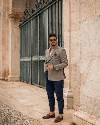 Welche Slipper mit dunkelbraunen Sakkos zu tragen – 339 Smart-Casual Herren Outfits: Vereinigen Sie ein dunkelbraunes Sakko mit einer dunkelblauen Chinohose, um einen modischen Freizeitlook zu kreieren. Machen Sie Ihr Outfit mit Slippern eleganter.