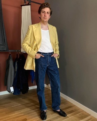 Gelbes Sakko kombinieren – 108 Herren Outfits: Die modische Kombination aus einem gelben Sakko und dunkelblauen Jeans ist perfekt für einen Tag im Büro. Fühlen Sie sich mutig? Ergänzen Sie Ihr Outfit mit schwarzen Leder Slippern.
