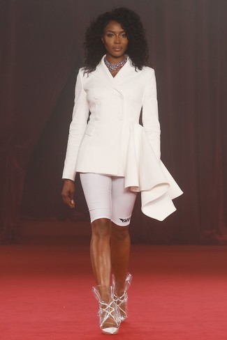 Frühling Outfits Damen 2024: Um einen lockeren Look zu erzielen, probieren Sie diese Kombi aus einem weißen Zweireiher-Sakko und einer weißen Radlerhose. Weiße Leder Pumps sind eine großartige Wahl, um dieses Outfit zu vervollständigen. Dieser Look ist perfekt für die Übergangszeit.