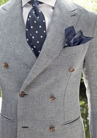 Dunkelblaue gepunktete Krawatte kombinieren – 466 Herren Outfits: Kombinieren Sie ein weißes und schwarzes Zweireiher-Sakko mit Hahnentritt-Muster mit einer dunkelblauen gepunkteten Krawatte, um vor Klasse und Perfektion zu strotzen.