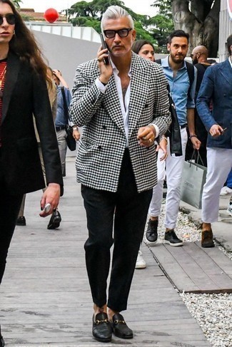 Weiße Jacke kombinieren – 380 Smart-Casual Herren Outfits warm Wetter: Kombinieren Sie eine weiße Jacke mit einer schwarzen Chinohose, um einen modischen Freizeitlook zu kreieren. Fühlen Sie sich ideenreich? Entscheiden Sie sich für schwarzen Leder Slipper.