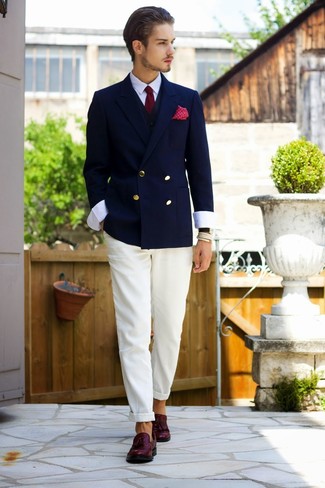 Dunkellila Leder Slipper kombinieren – 10 Elegante Herbst Herren Outfits: Kombinieren Sie ein dunkelblaues Zweireiher-Sakko mit einer weißen Chinohose, um einen eleganten, aber nicht zu festlichen Look zu kreieren. Fühlen Sie sich ideenreich? Entscheiden Sie sich für dunkellila Leder Slipper. Was für eine coole Übergangs-Look Idee!