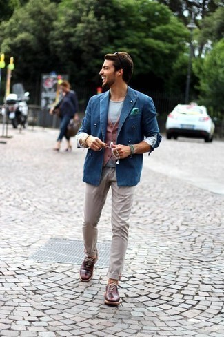 Blaues Jeanssakko kombinieren – 44 Herren Outfits: Entscheiden Sie sich für ein blaues Jeanssakko und eine hellbeige Chinohose, wenn Sie einen gepflegten und stylischen Look wollen. Machen Sie Ihr Outfit mit dunkelroten Leder Oxford Schuhen eleganter.