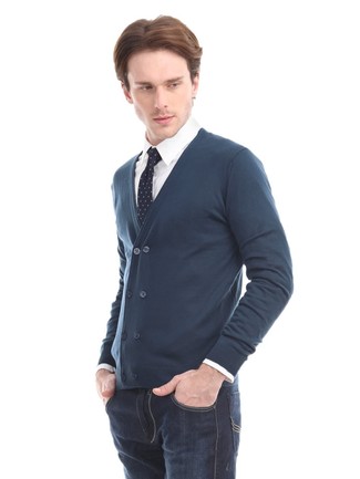 Schwarze und weiße gepunktete Krawatte kombinieren – 130 Herren Outfits: Entscheiden Sie sich für einen klassischen Stil in einer dunkelblauen zweireihiger Strickjacke und einer schwarzen und weißen gepunkteten Krawatte.