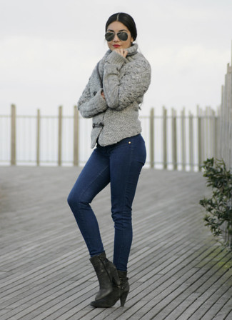 Zweireihige Strickjacke kombinieren – 3 Damen Outfits: Eine zweireihige Strickjacke und blaue enge Jeans sind sehr gut geeignet, um einen stilvollen, lässigen Look zu kreieren. Schwarze Leder Stiefeletten sind eine großartige Wahl, um dieses Outfit zu vervollständigen.